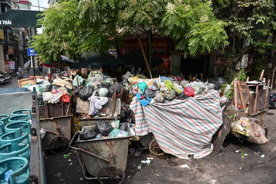 Hà Nội lại ngập rác khi bãi rác Nam Sơn bị chặn