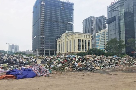Hà Nội: ‘Núi rác’ ùn ứ giữa trung tâm quận Cầu Giấy