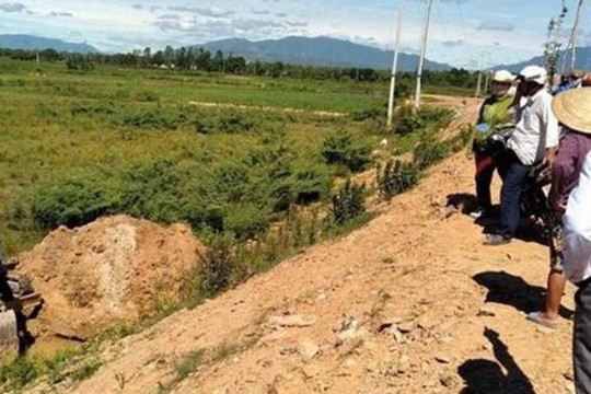 Đà Nẵng: Người dân hãi hùng phát hiện cán bộ xã chôn lợn dịch đầu nguồn nước khu dân cư