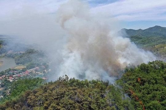 Hà Tĩnh: Cháy rừng tiếp tục xảy ra tại Núi Nầm với diễn biến khó lường