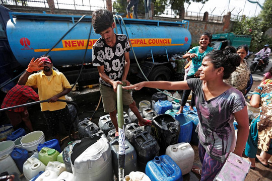 Ấn Độ: Người nghèo thủ đô New Delhi “chiến đấu” cho từng giọt nước