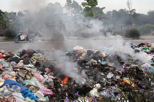Hà Nội: Đường Tân Triều ngập trong “núi rác thải”