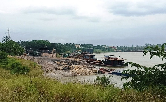 Phú Thọ: Báo động Đê tả Thao, hành lang thoát lũ sông Thao bị đe dọa