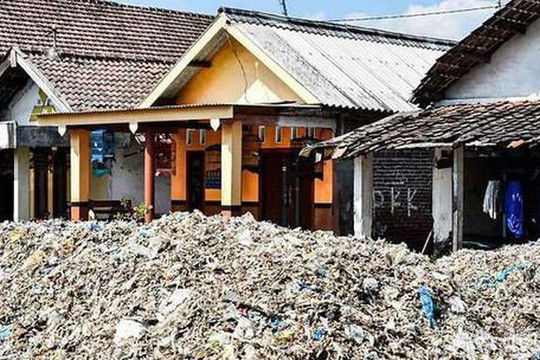 Indonesia: Ngôi làng Bangun đang dần bị “nuốt chửng” bởi rác thải