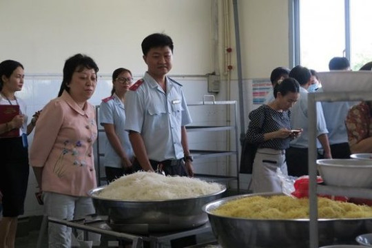 TPHCM: Phát hiện mỳ sợi vàng phục vụ bữa ăn trưa của công nhân nghi nhiễm hàn the