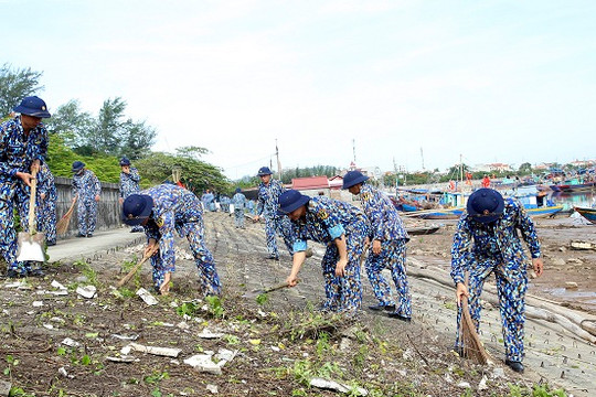 Hải Phòng: Đoàn viên thanh niên Vùng 1 Hải quân chung tay làm sạch biển