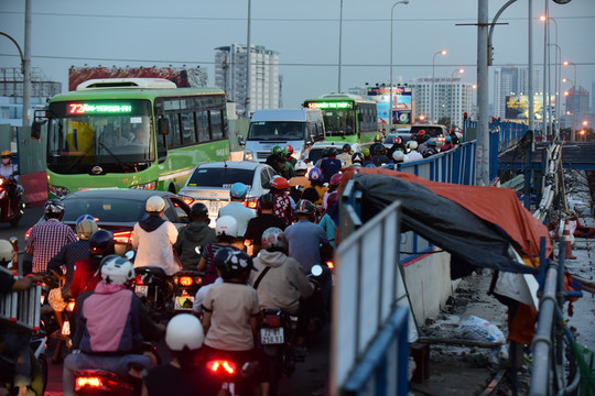 TP. Hồ Chí Minh: Hàng trăm “lô cốt” bóp nghẹt đường phố gây ùn tắc giao thông