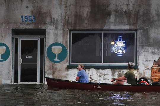 Sau bão, nhiều khu vực ở Louisiana hứng mưa lớn