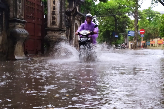 Cảnh báo ngập lụt tại các tuyến phố của Hà Nội sau mưa lớn