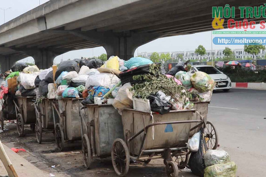 Hà Nội: Dân bức xúc vì điểm tập kết rác thải tự phát gây ô nhiễm, lấn chiếm đường giao thông
