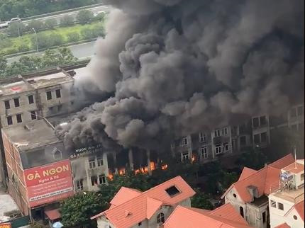 Hà Nội: Cháy lớn tại khu đô thị liền kề Thiên Đường Bảo Sơn