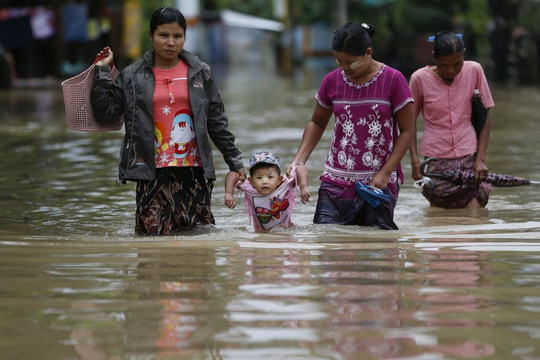 Hàng ngàn người dân phải rời bỏ nhà cửa vì mưa lũ kéo dài ở Myanmar