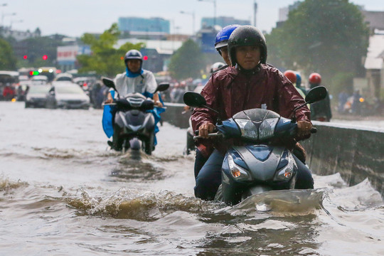 Đường phố Sài Gòn ngập như sông, giao thông tê liệt sau mưa lớn