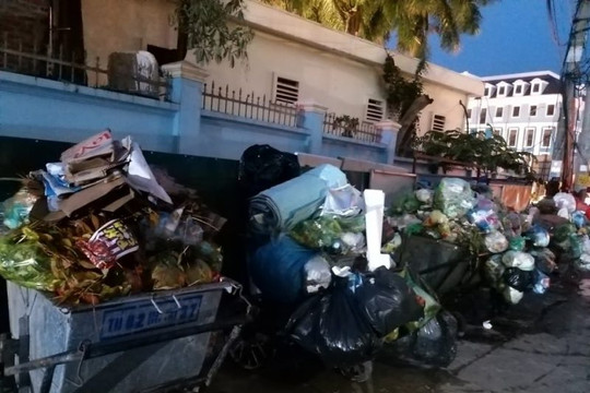 Quảng Ninh: Người dân ngao ngán vì xe rác “án ngữ” trước cửa ngõ khu du lịch Bãi Cháy