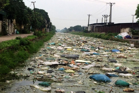 Hà Nội: Người dân kêu cứu vì nước kênh ô nhiễm