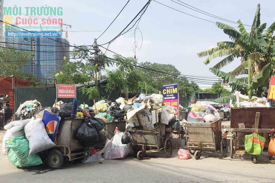 Hà Nội – Bài 2: Chính quyền và doanh nghiệp nói gì về 2 bãi rác tự phát ở xã Tân Triều