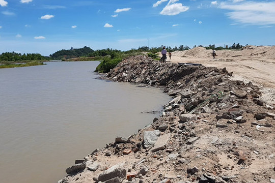 Phú Yên: Lòng sông Ba biến thành bãi đổ xà bần