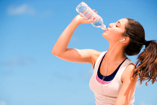 Hiểu lầm về uống nước có thể gây hại cho sức khỏe không phải ai cũng biết