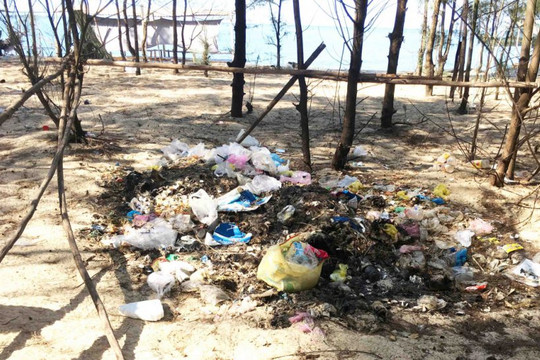 Thừa Thiên – Huế: Cấp bách giải quyết tình trạng ô nhiễm rác thải ở xã biển Hải Dương