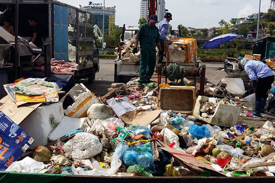 Vịnh Hạ Long mỗi ngày “oằn mình” gánh hàng tấn rác thải từ khách du lịch