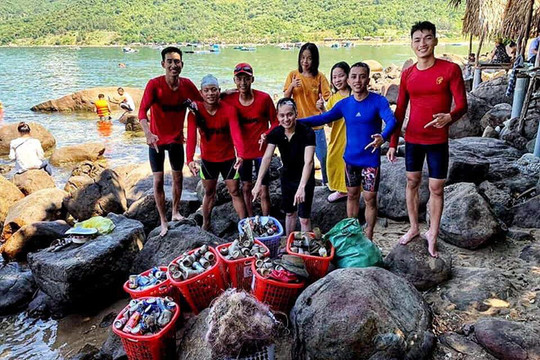 Đà Nẵng: Giới trẻ hào hứng với thử thách lặn biển nhặt rác