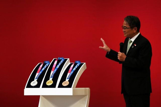 Nhật Bản chính thức giới thiệu huy chương tại Olympic 2020 làm từ rác thải