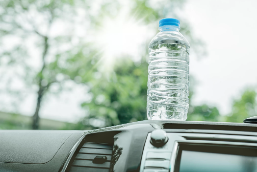 Nước lọc để trong xe ô tô sẽ thành chất độc nếu vẫn giữ thói quen này
