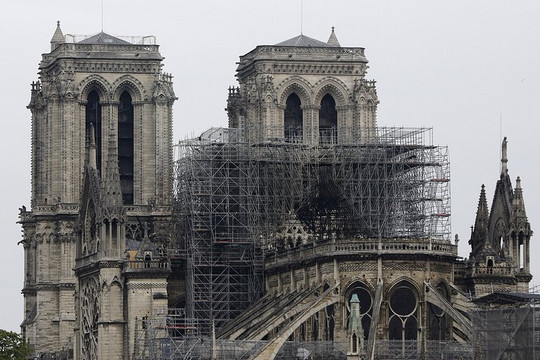 Pháp lo sợ Nhà thờ Đức Bà sụp đổ do nắng nóng