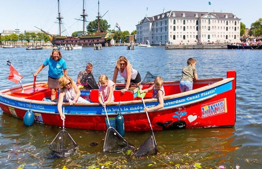Hà Lan: Đi du thuyền dọn rác thải nhựa trên dòng kênh đào Amsterdam