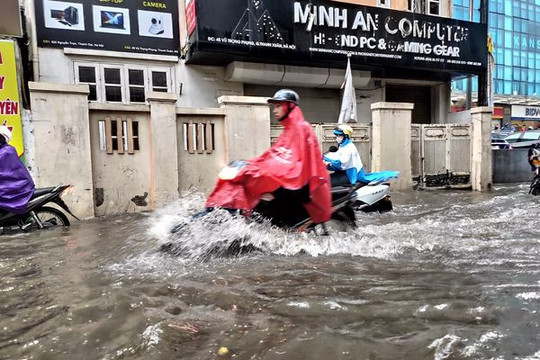 Hà Nội: Cơn mưa lớn kéo dài 30 phút, nhiều tuyến phố ngập thành sông