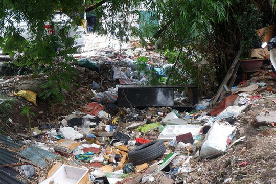 Hà Nội: Người dân “khốn khổ” sống ngay bên cạnh con mương ngập rác