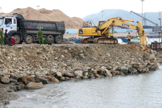 Quảng Bình: Lấn biển xây cảng cá trái phép ngay gần Khu kinh tế Hòn La