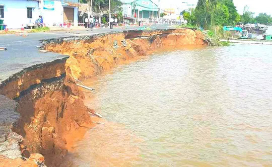 An Giang: Đoạn Quốc lộ 91 tiếp tục rạn nứt, bị “hà bá” nuốt chửng trong đêm