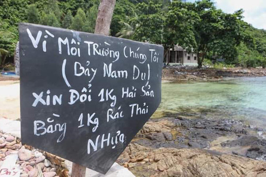 Kiên Giang: Người dân treo biển đổi rác lấy hải sản