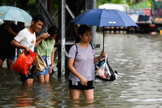 Đường phố ngập trong biển nước, dân đổ xô mua đồ tích trữ khi bão Wipha đổ bộ Trung Quốc