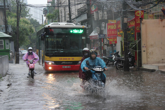 Hà Nội: Bão số 3 gây mưa lớn tại nhiều tuyến phố, có nguy cơ ngập úng