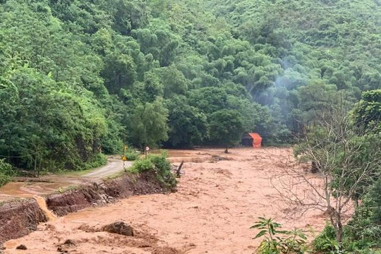 Ảnh hưởng của bão số 3: Sạt lở đất khiến 1 trưởng bản tử vong, nhiều nhà dân bị hư hại ở Thanh Hóa