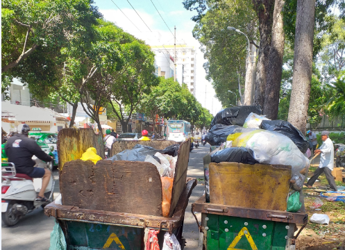 TP. Hồ Chí Minh: Nhiều điểm tập kết xe gom rác bất hợp lý gây cản trở giao thông