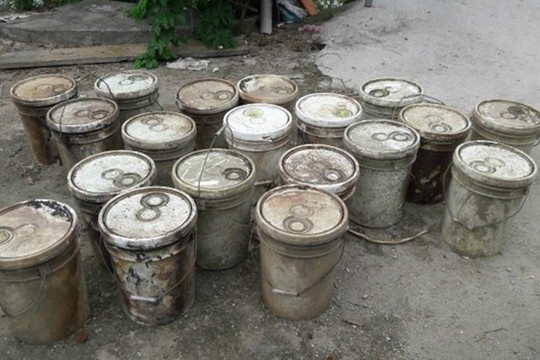 Hải Phòng: Phát hiện gần 30 thùng chất thải “lạ” dưới mương thủy lợi Hòa Bình