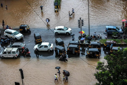 Mưa lũ tại Ấn Độ làm tê liệt giao thông, hàng trăm người bị mắc kẹt