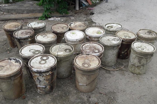 Hải Phòng: Điều tra vụ đổ trộm 27 thùng chất thải
