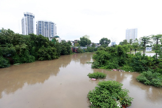 Nước sông ở Hà Nội dâng cao sau bão số 3