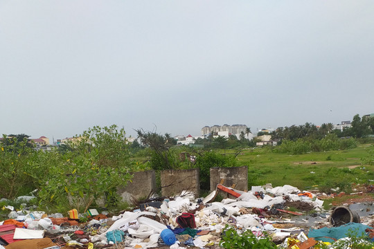TP Hồ Chí Minh: Đường ven sông biến thành nơi đổ rác