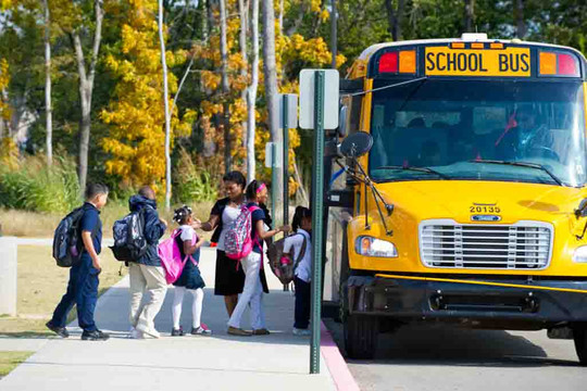 Đưa đón học sinh của trường bằng xe bus thế nào cho an toàn