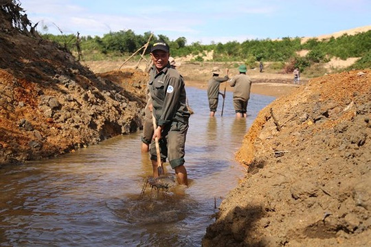 Quảng Trị: Sông khô cạn, công nhân đào kênh “cứu” nước cho hơn 30.000 hộ dân
