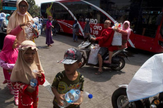 Indonesia: Đổi vỏ chai nhựa lấy vé đi xe buýt miễn phí