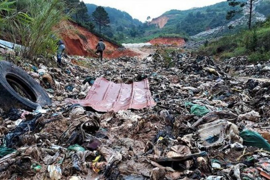 Đà Lạt: Bãi rác Cam Ly sạt lở, cả trăm tấn rác tràn xuống vườn nhà dân