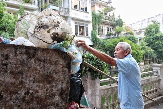 Hà Nội: Cụ ông 30 năm tự nguyện vớt rác bảo vệ môi trường