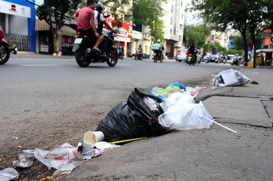 TP.Hồ Chí Minh: Xử lý ý kiến của người dân về xả rác ra đường và kênh rạch