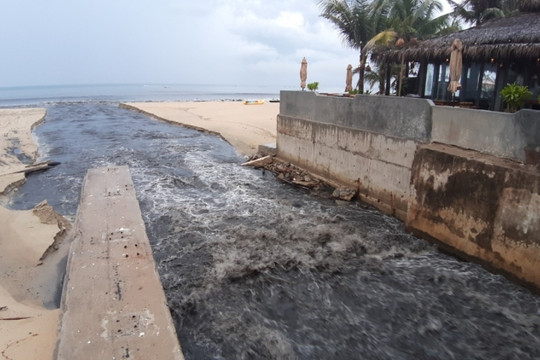 Bãi biển đẹp nhất hành tinh ở Đà Nẵng tràn ngập nước thải sau đợt mưa lớn